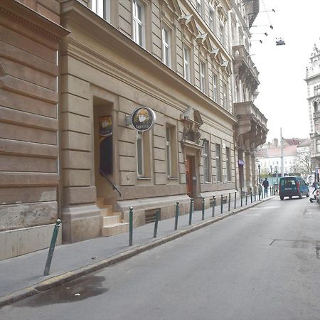 Yes, Yes! Lovely Apartment Good Amenities Budapest Center Exterior photo