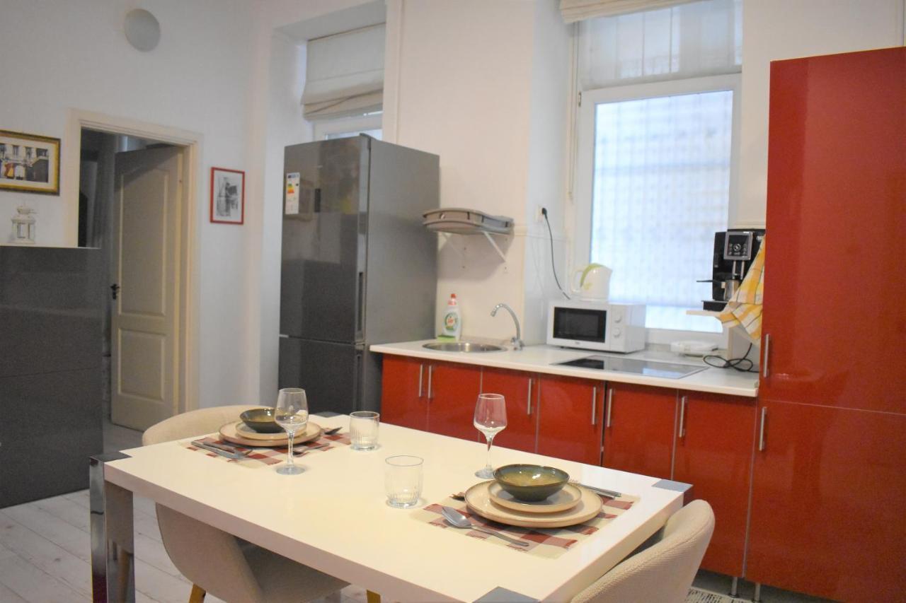 Yes, Yes! Lovely Apartment Good Amenities Budapest Center Exterior photo